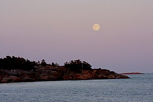 Strandklippor och måne.